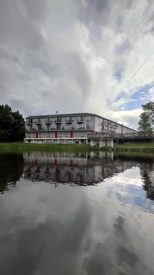 Super 8 By Wyndham Sturbridge Hotel Екстериор снимка