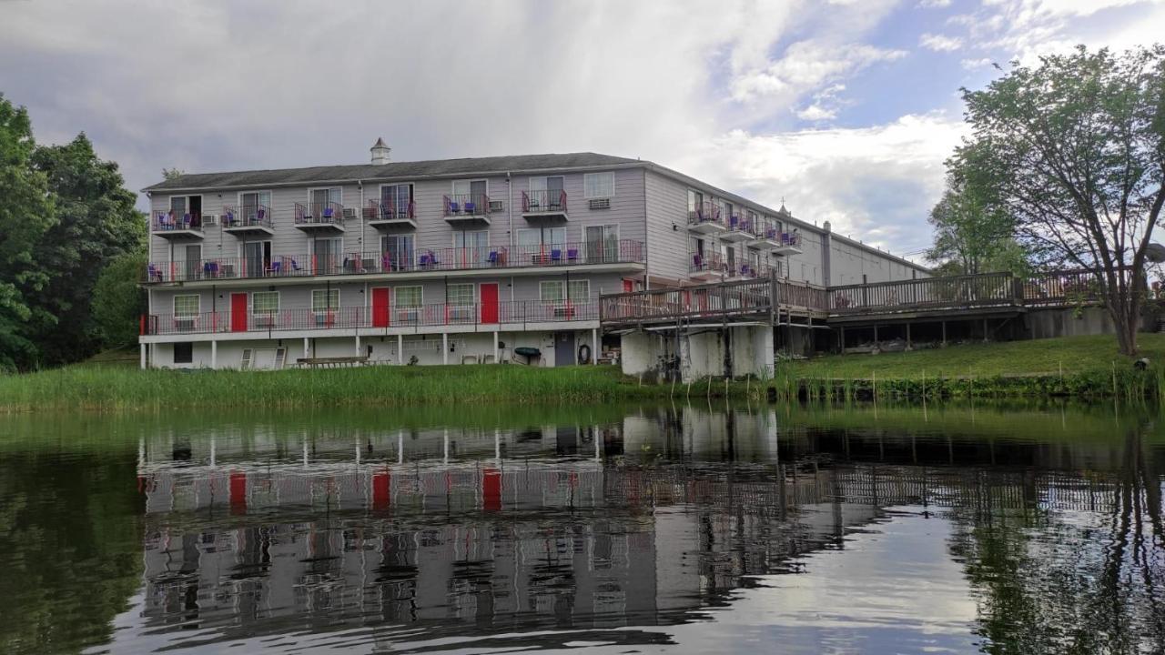 Super 8 By Wyndham Sturbridge Hotel Екстериор снимка