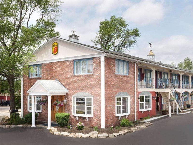 Super 8 By Wyndham Sturbridge Hotel Екстериор снимка