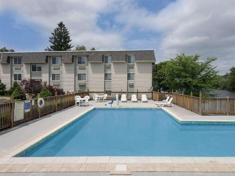 Super 8 By Wyndham Sturbridge Hotel Екстериор снимка