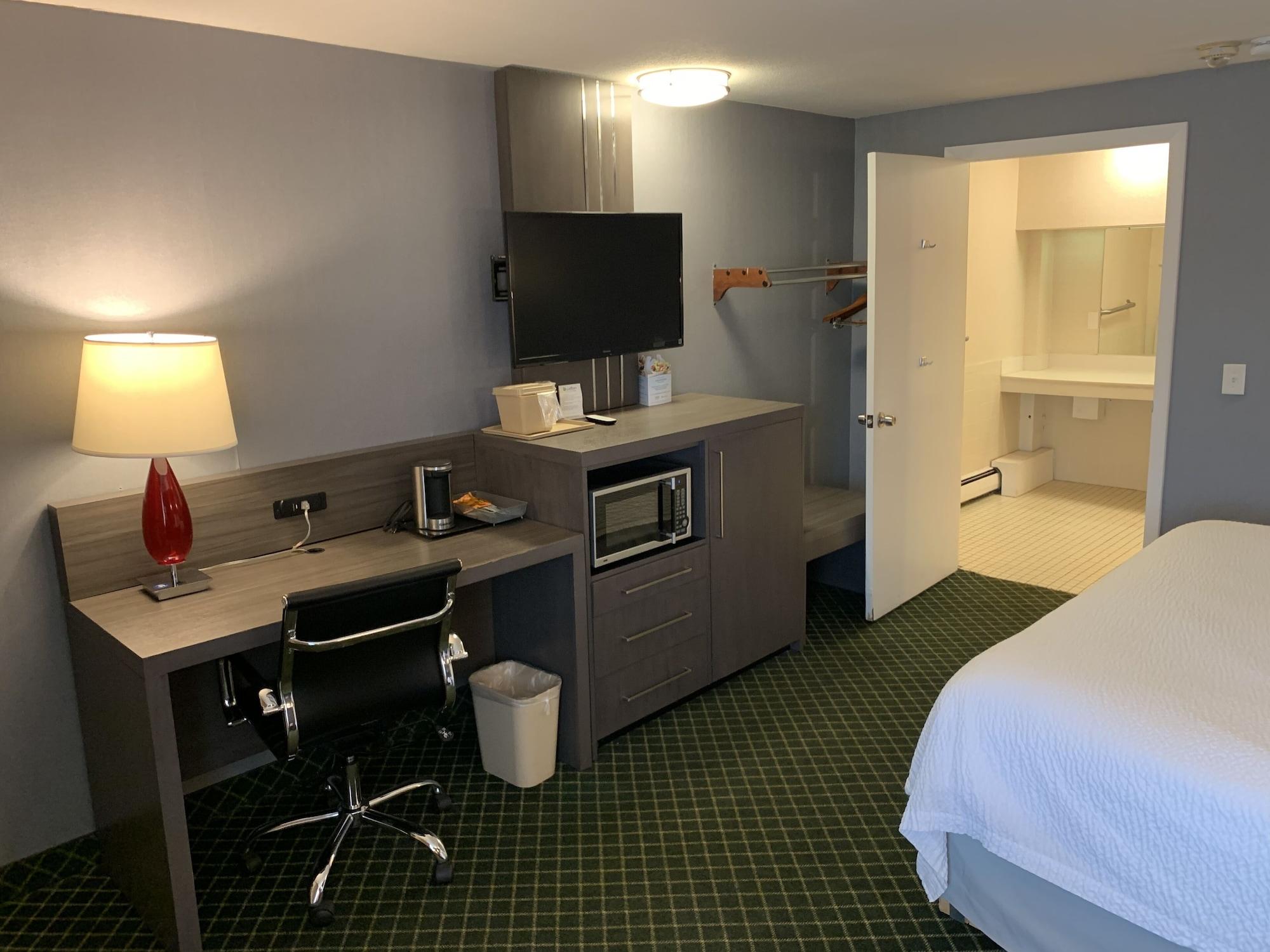 Super 8 By Wyndham Sturbridge Hotel Екстериор снимка