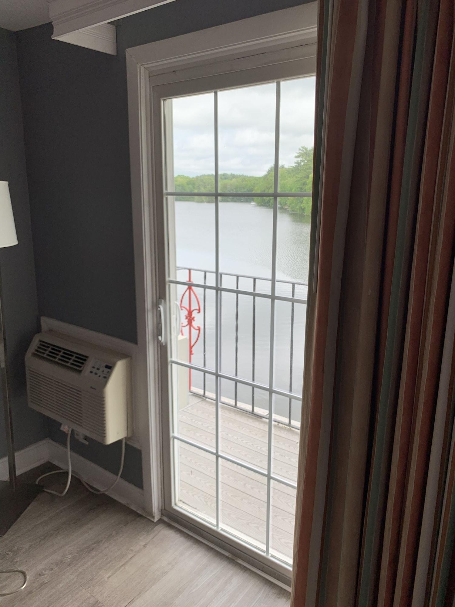 Super 8 By Wyndham Sturbridge Hotel Екстериор снимка