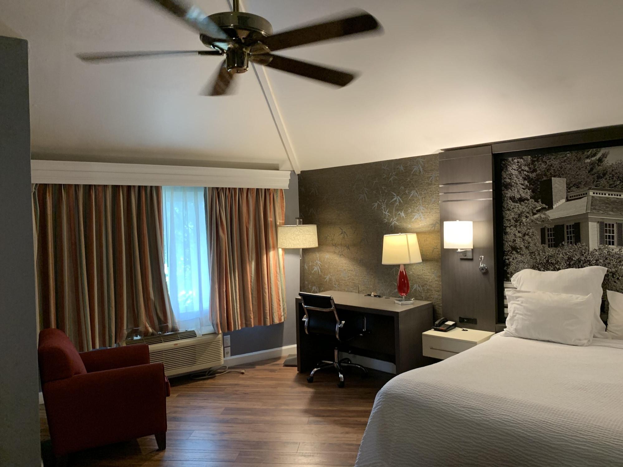 Super 8 By Wyndham Sturbridge Hotel Екстериор снимка