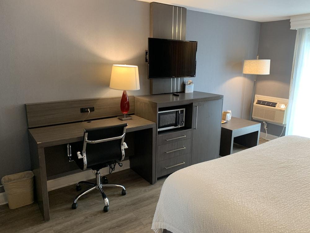 Super 8 By Wyndham Sturbridge Hotel Екстериор снимка