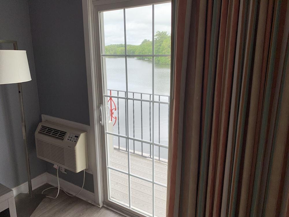 Super 8 By Wyndham Sturbridge Hotel Екстериор снимка
