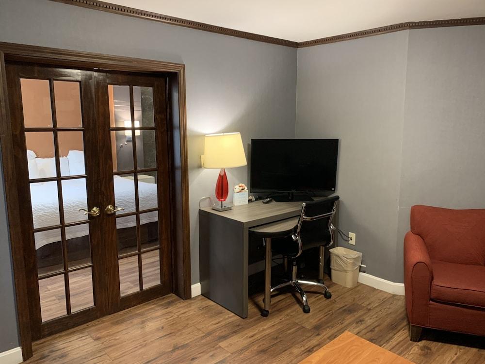 Super 8 By Wyndham Sturbridge Hotel Екстериор снимка