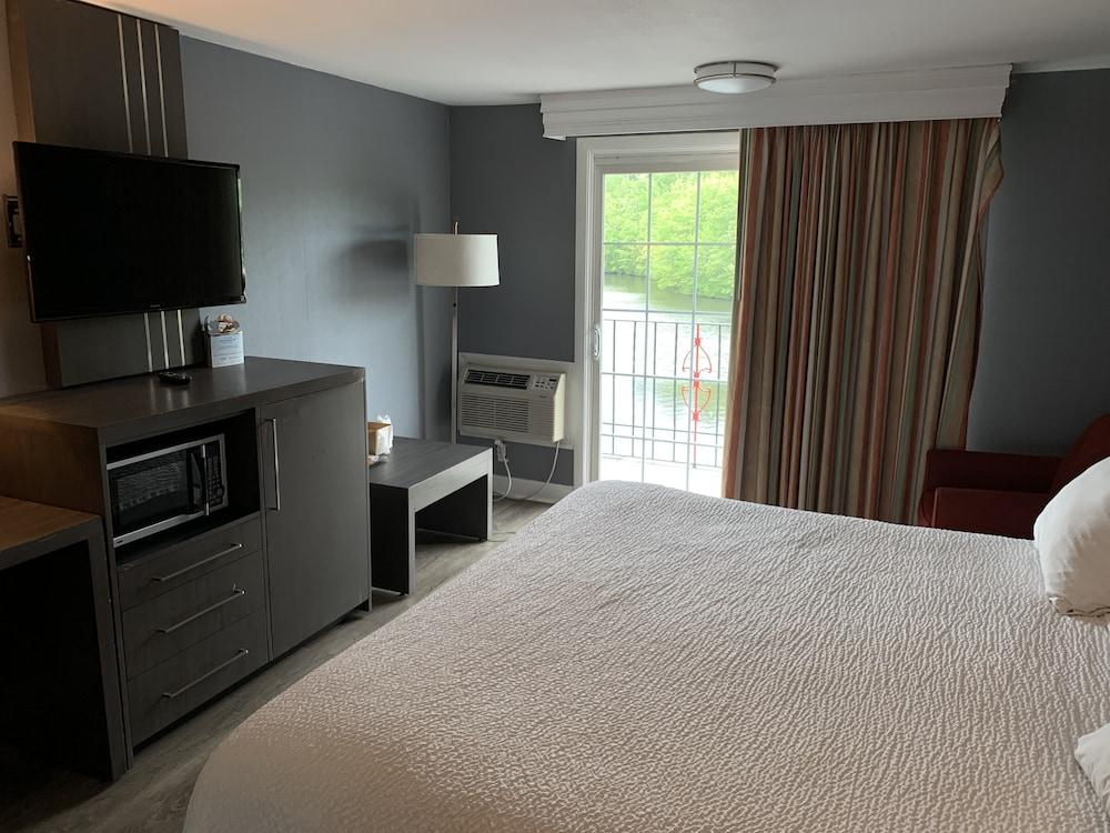 Super 8 By Wyndham Sturbridge Hotel Екстериор снимка
