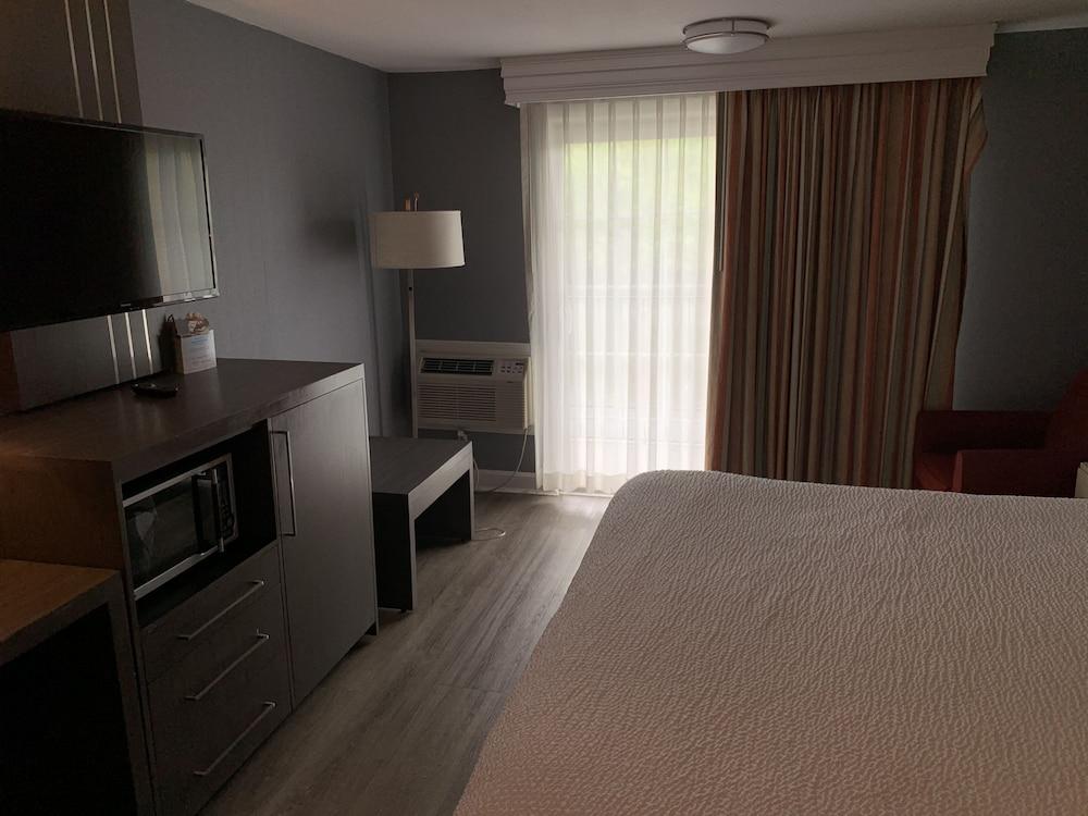 Super 8 By Wyndham Sturbridge Hotel Екстериор снимка