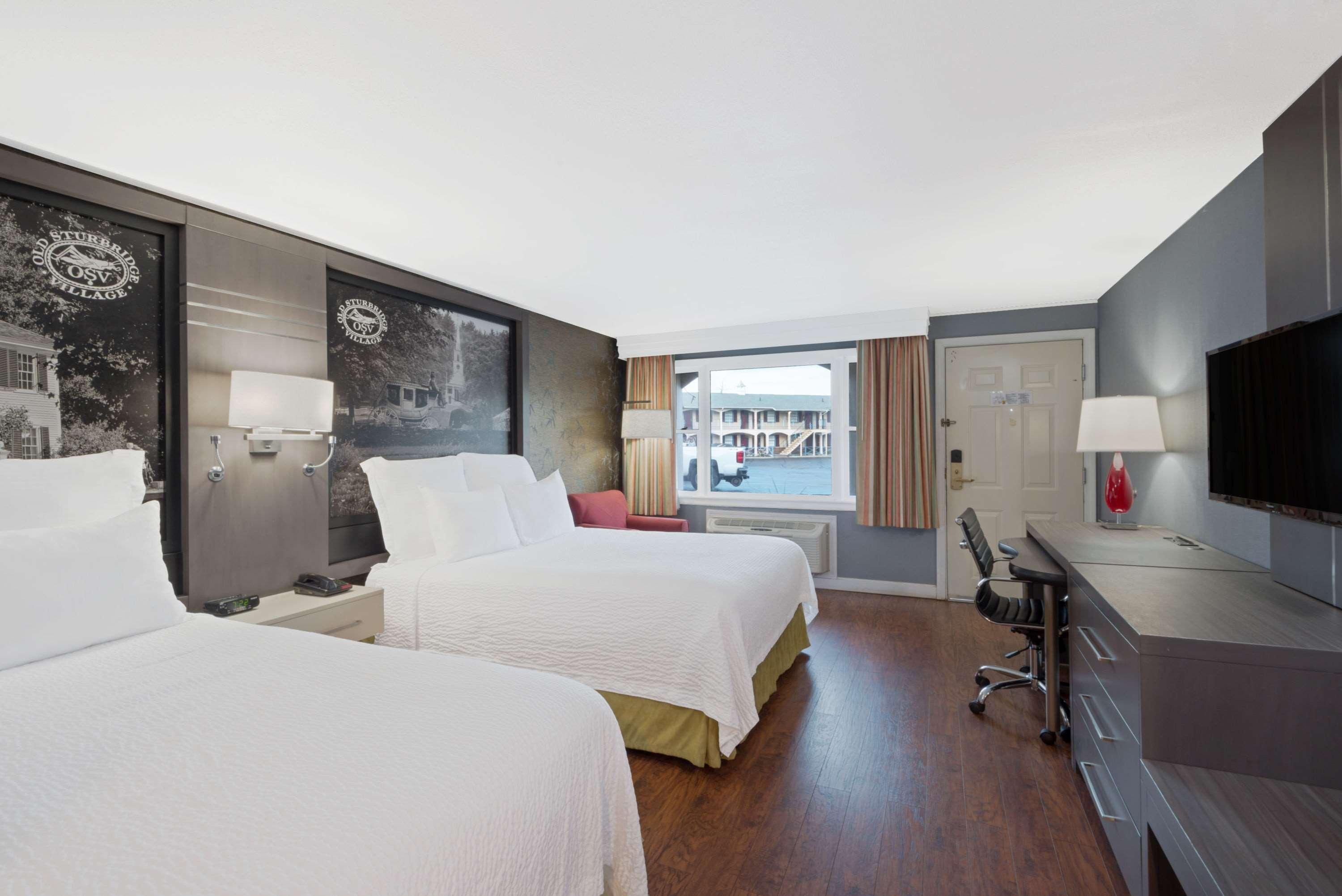 Super 8 By Wyndham Sturbridge Hotel Екстериор снимка