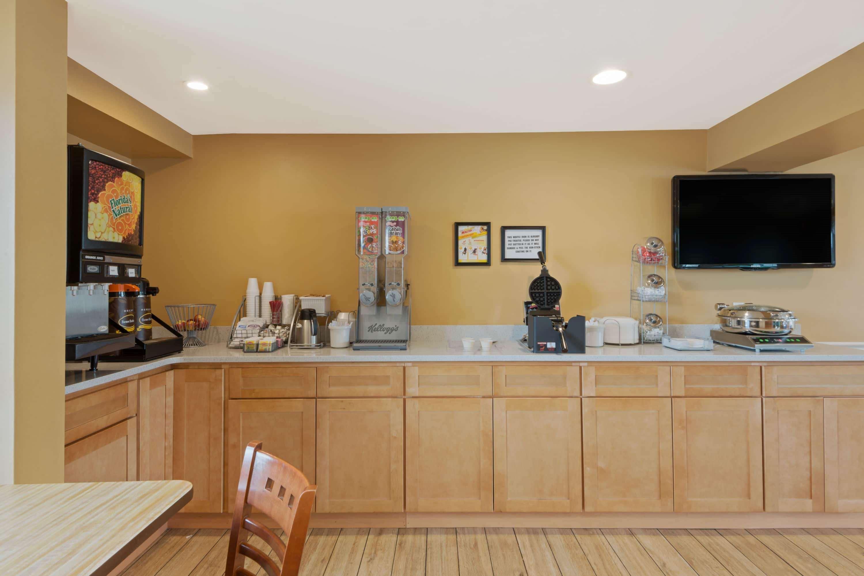 Super 8 By Wyndham Sturbridge Hotel Екстериор снимка
