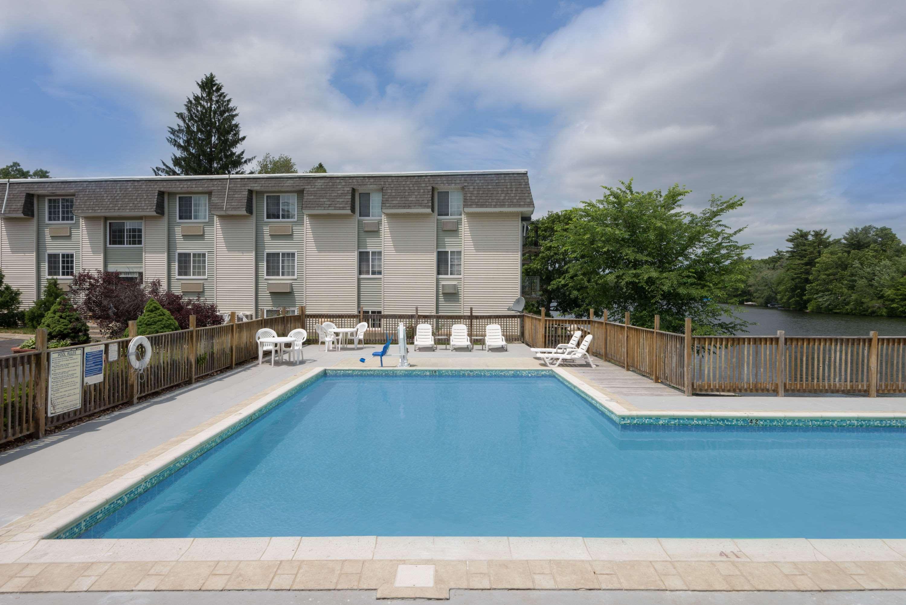 Super 8 By Wyndham Sturbridge Hotel Екстериор снимка