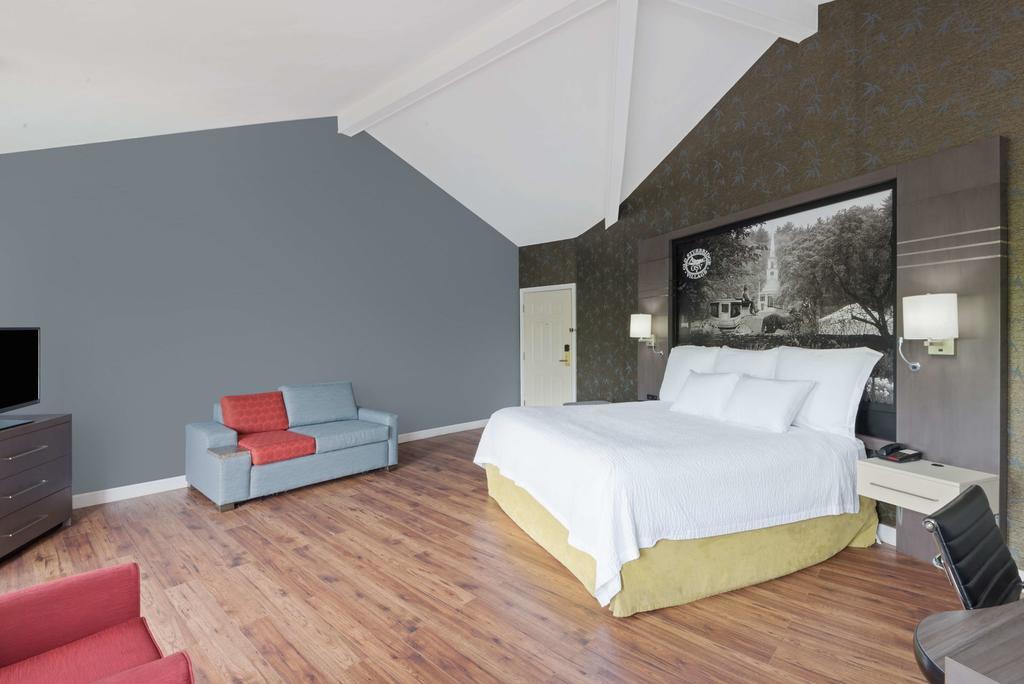 Super 8 By Wyndham Sturbridge Hotel Екстериор снимка