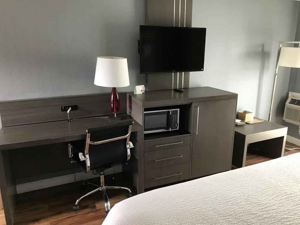 Super 8 By Wyndham Sturbridge Hotel Екстериор снимка
