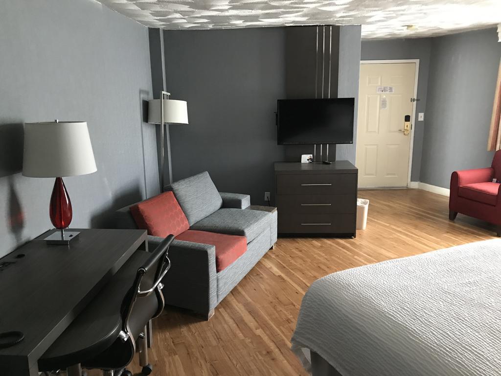 Super 8 By Wyndham Sturbridge Hotel Екстериор снимка