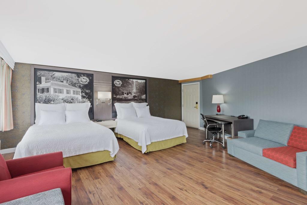 Super 8 By Wyndham Sturbridge Hotel Екстериор снимка