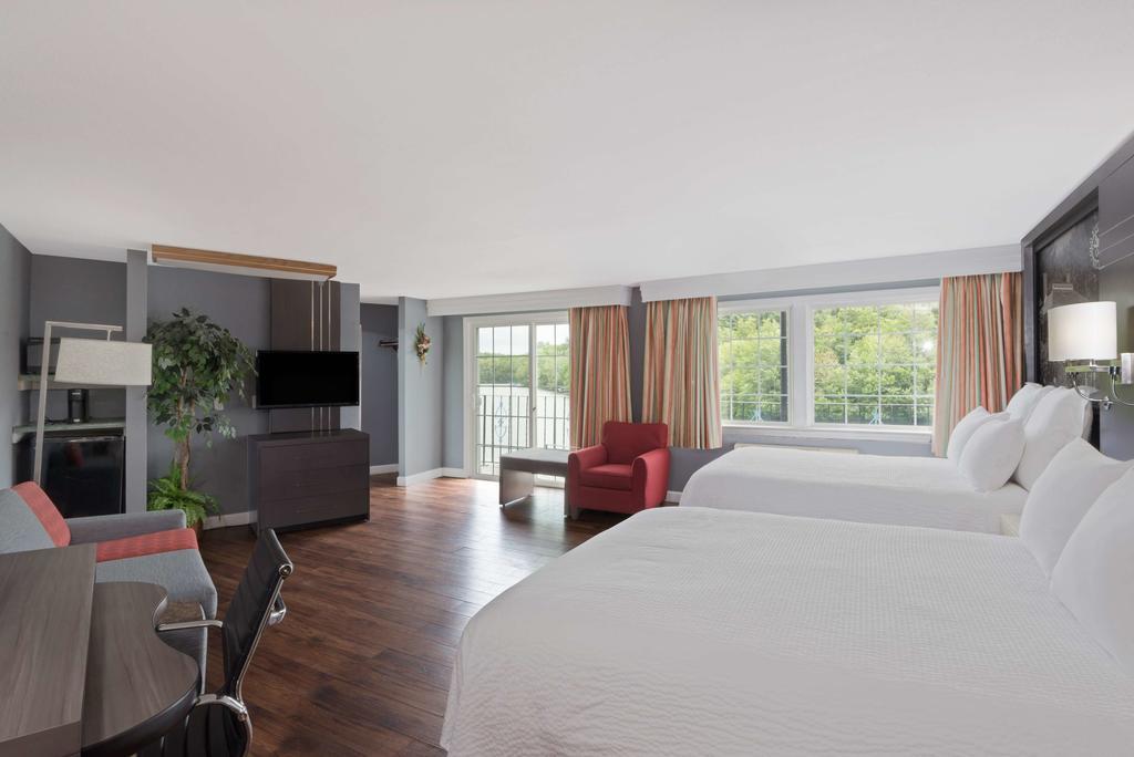 Super 8 By Wyndham Sturbridge Hotel Екстериор снимка