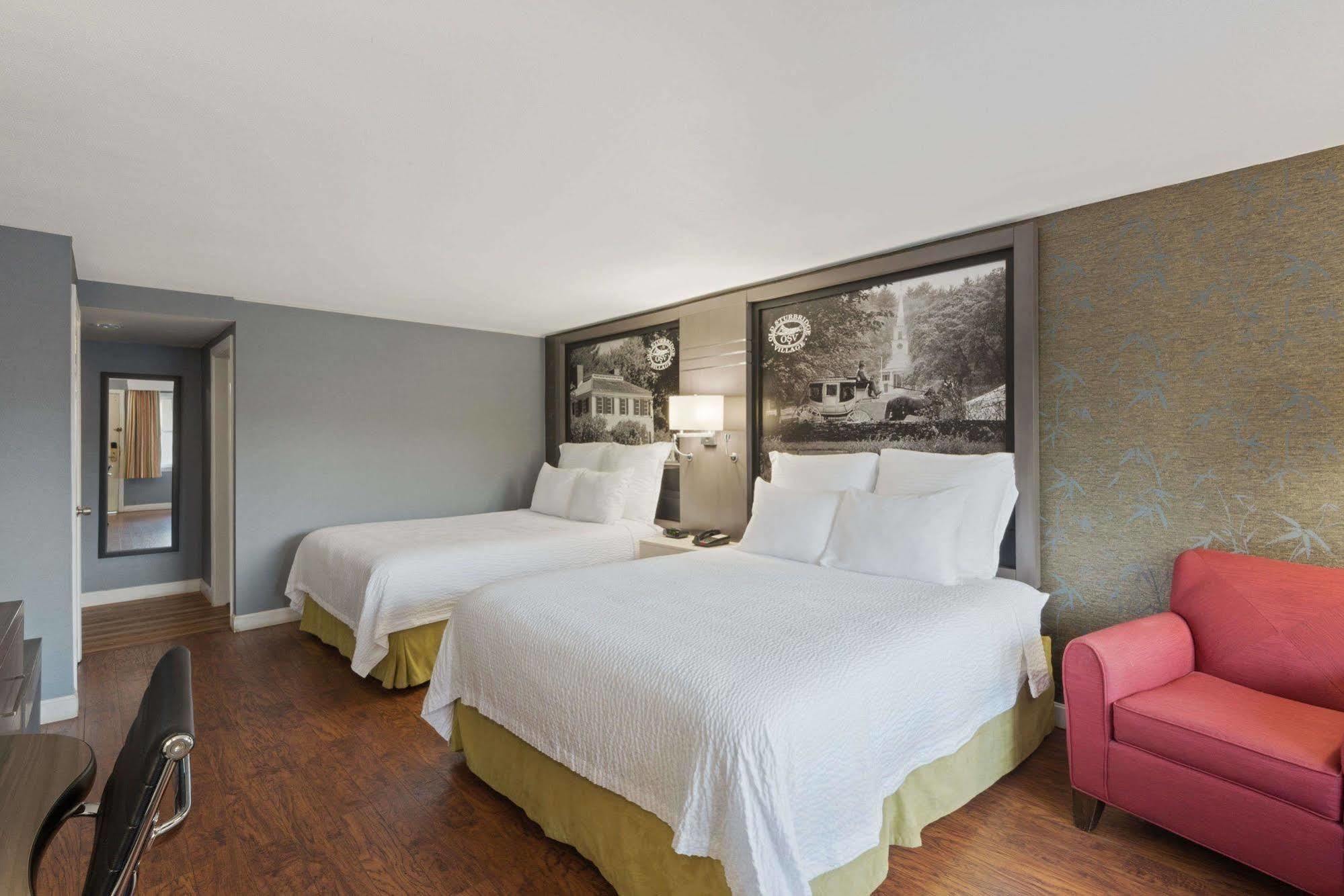 Super 8 By Wyndham Sturbridge Hotel Екстериор снимка