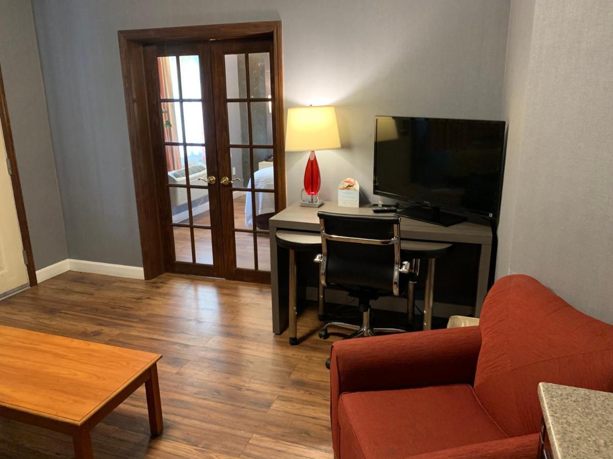 Super 8 By Wyndham Sturbridge Hotel Екстериор снимка