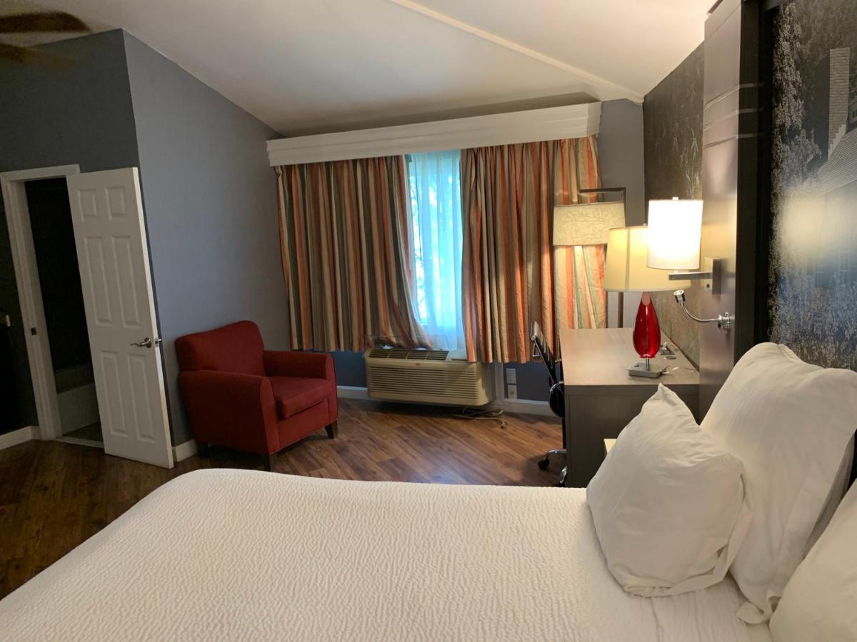 Super 8 By Wyndham Sturbridge Hotel Екстериор снимка
