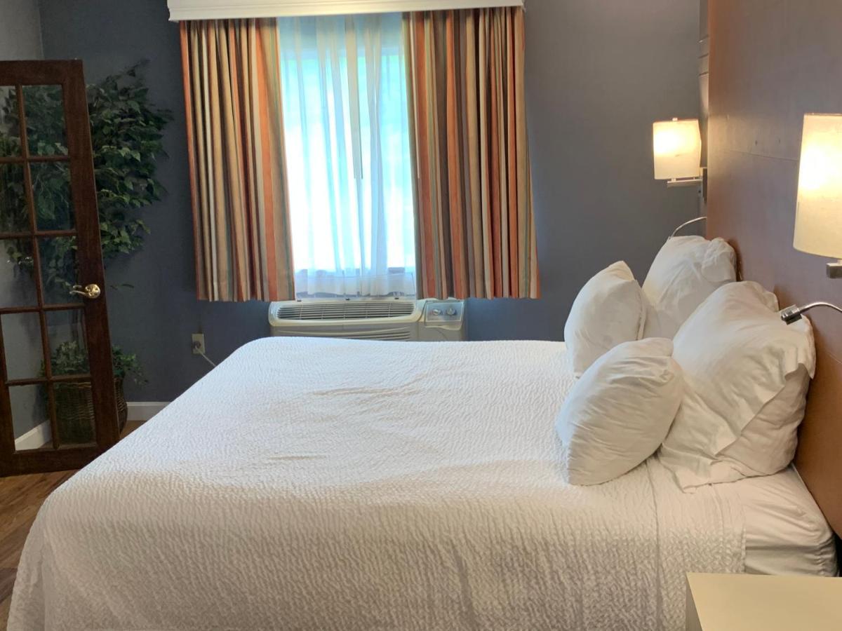 Super 8 By Wyndham Sturbridge Hotel Екстериор снимка