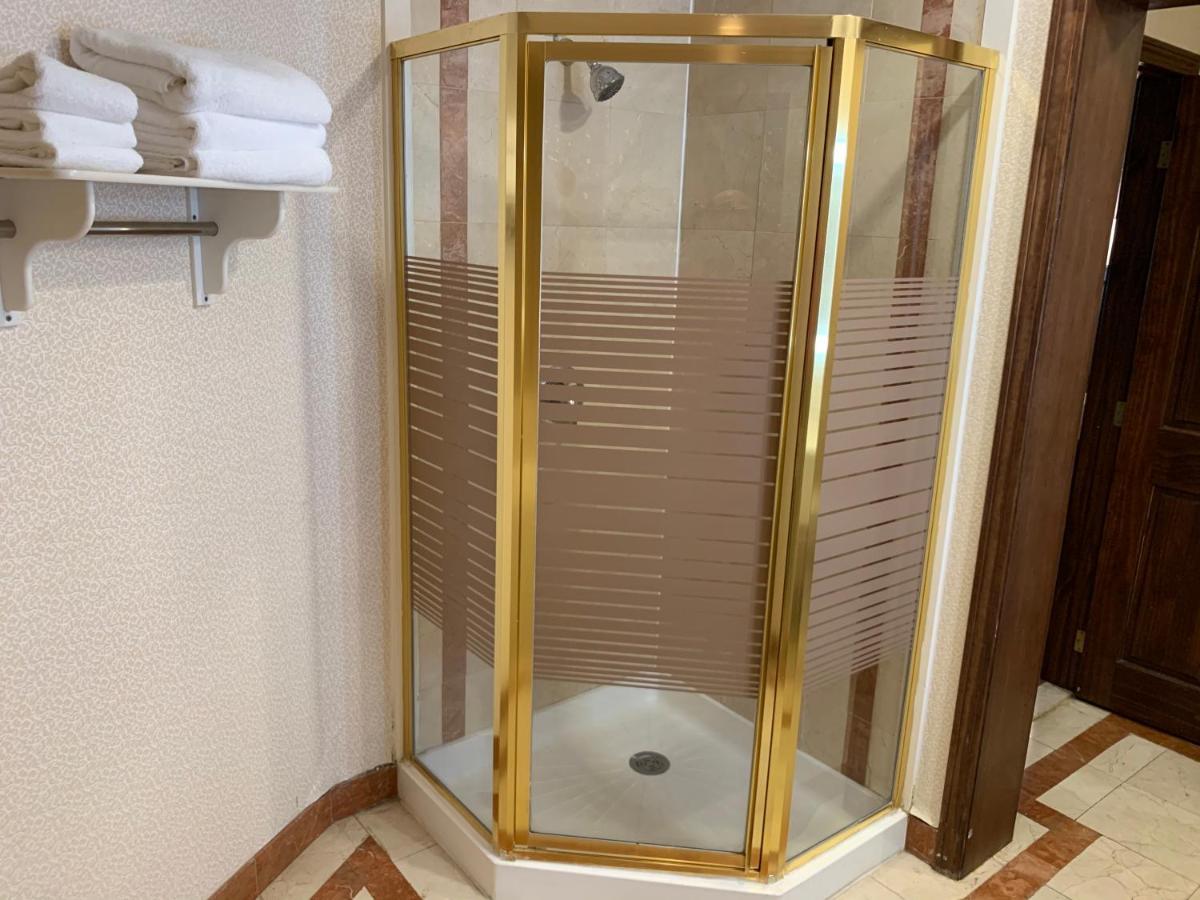 Super 8 By Wyndham Sturbridge Hotel Екстериор снимка