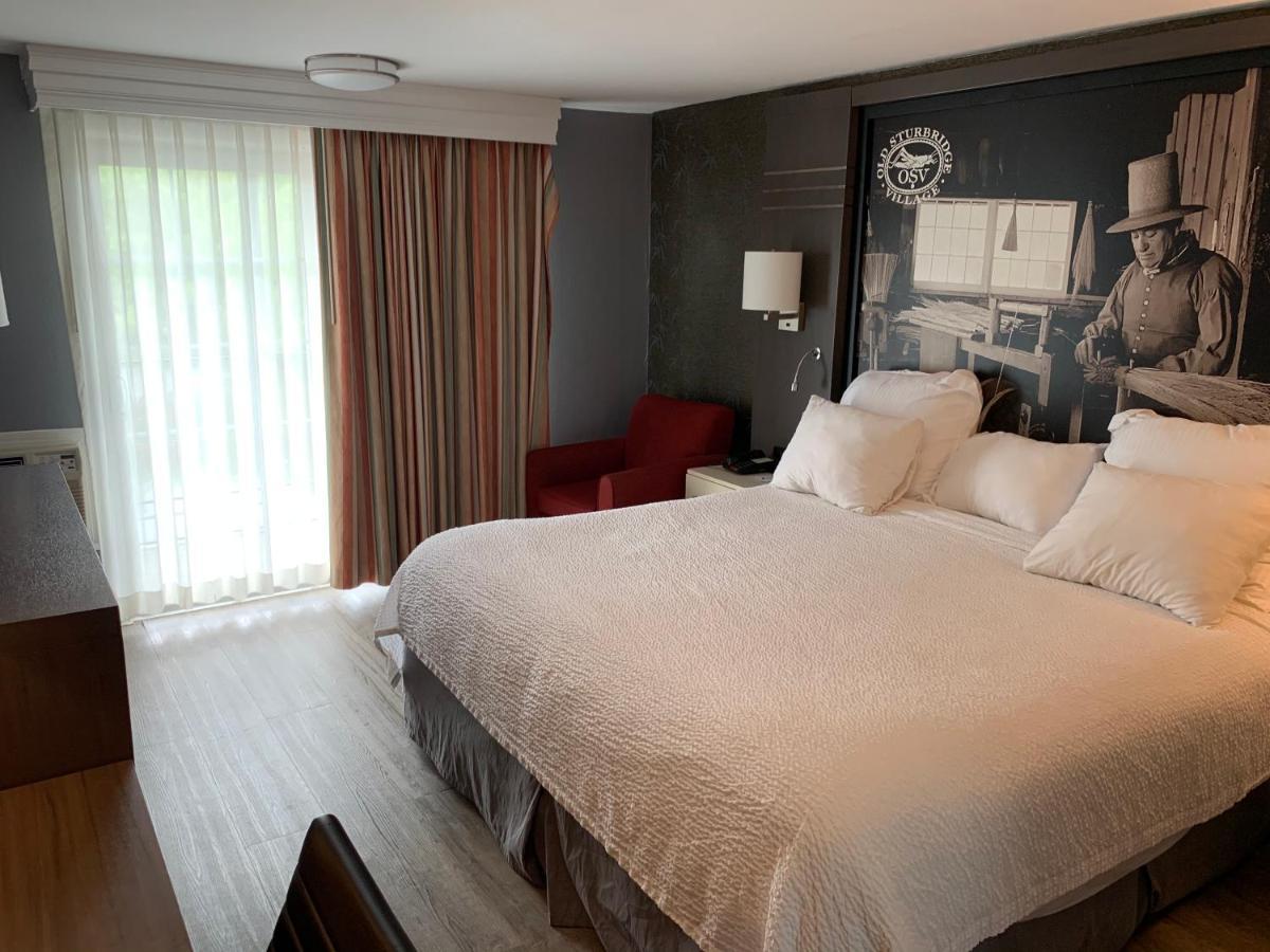 Super 8 By Wyndham Sturbridge Hotel Екстериор снимка
