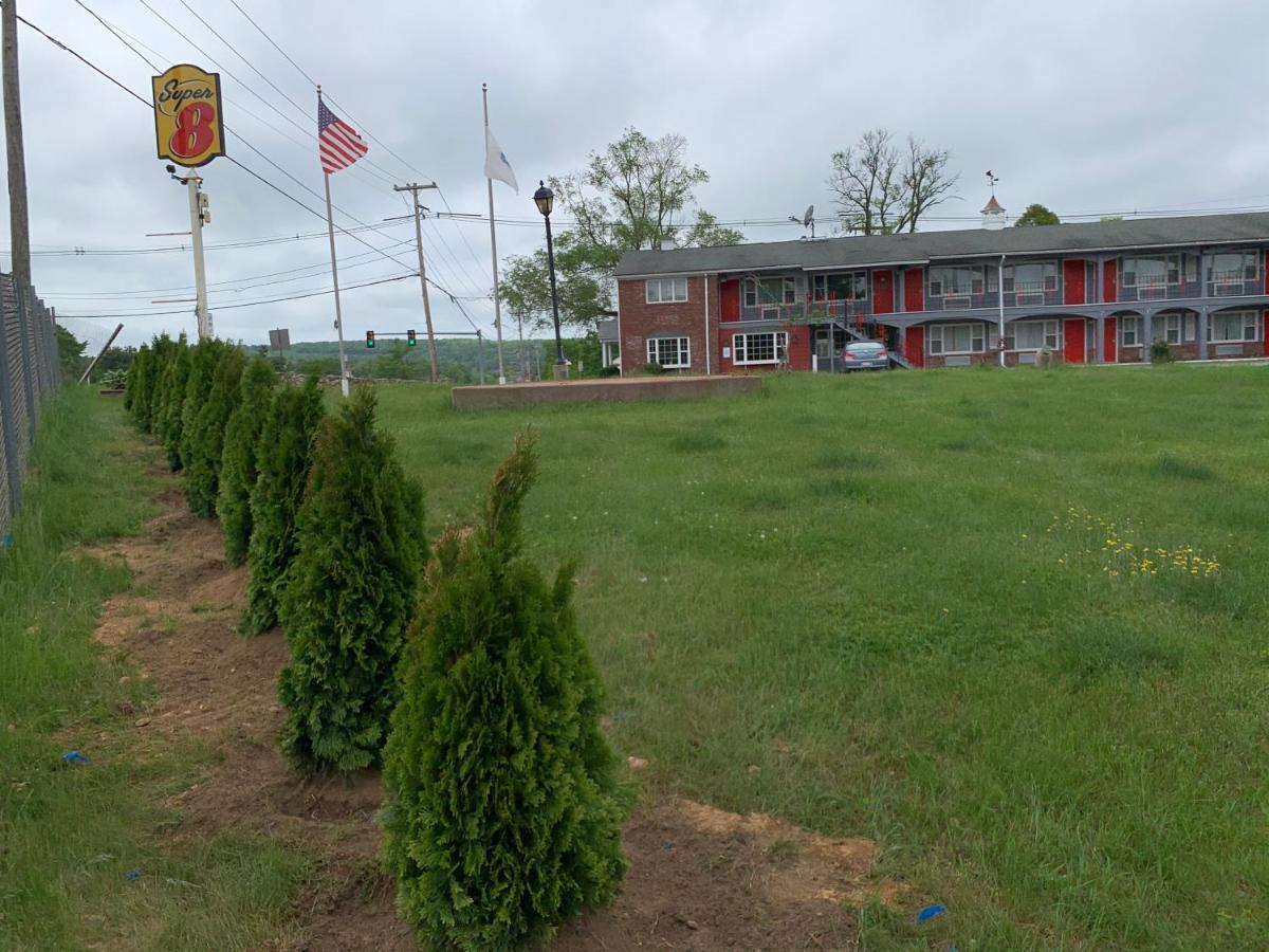 Super 8 By Wyndham Sturbridge Hotel Екстериор снимка