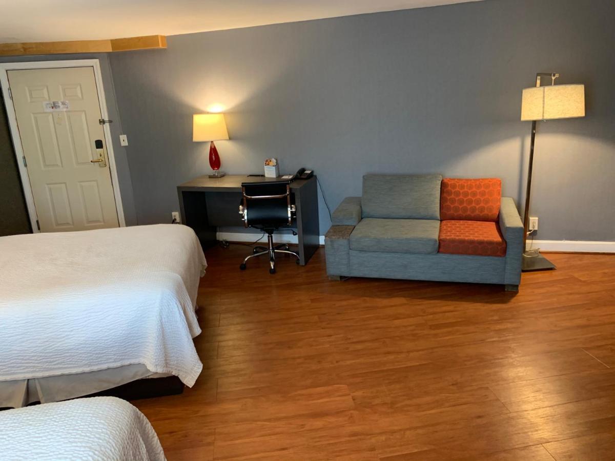 Super 8 By Wyndham Sturbridge Hotel Екстериор снимка